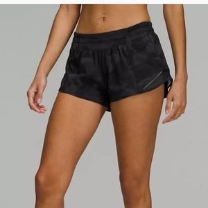 lululemon hotty hot shorts 2.5”